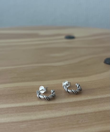 ロープミニピアス