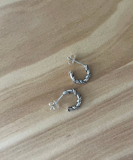 ロープミニピアス