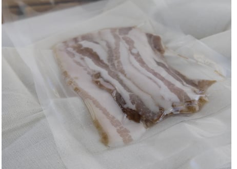 カリカリベーコンのための生ベーコンスライス