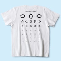 "CAN YOU SEE THE “C” CLEARLY?"  半袖Tシャツ #ホワイト【広島東洋カープライセンス商品】