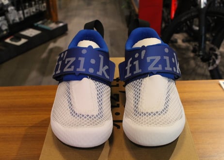 FIZIK(シューズ) TRANSIRO HYDRA 40 WH/BLUEトライアスロン向けシューズ