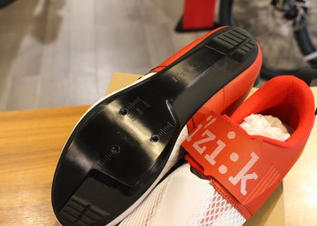 FIZIK(シューズ) TRANSIRO HYDRA 42 WH/REDトライアスロン向けシューズ