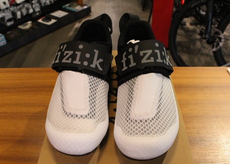 FIZIK(シューズ) TRANSIRO HYDRA 43 WH/BKトライアスロン向けシューズ
