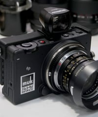 SIGMA fp 外付けファインダーはここじゃないとブラケット