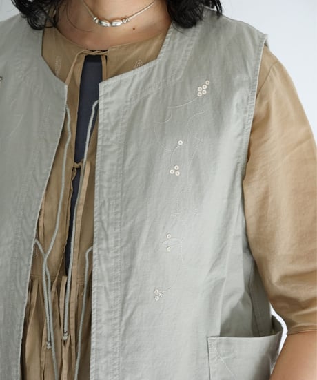JöICEADDED / Leaves Embroidered Vest (2 COLORS)