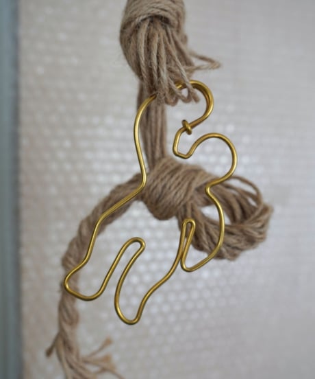 kéngo / brass pincharm "hito"