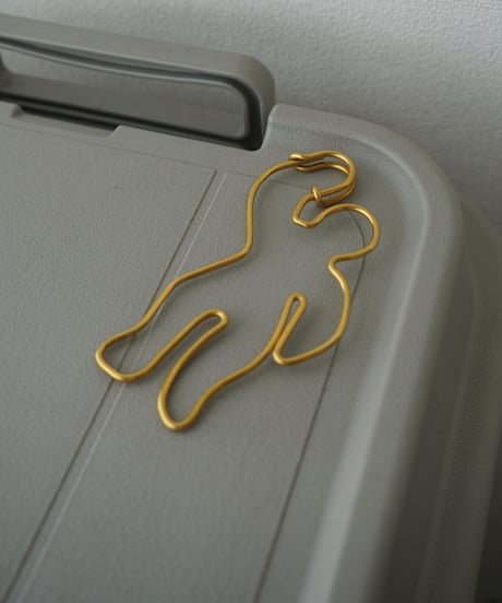 kéngo / brass pincharm "hito"