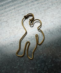 kéngo / brass pincharm "hito"