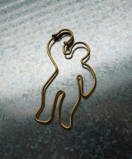 kéngo / brass pincharm "hito"