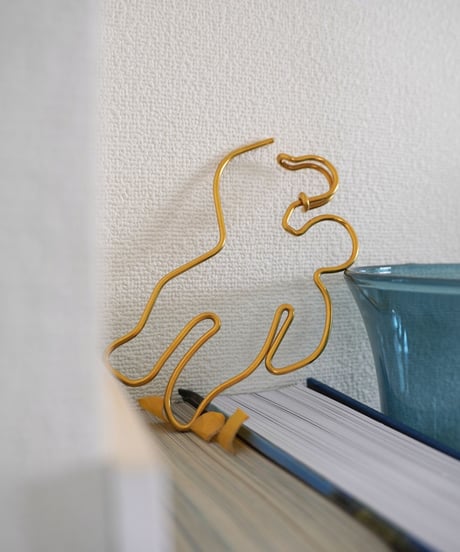 kéngo / brass pincharm "hito"