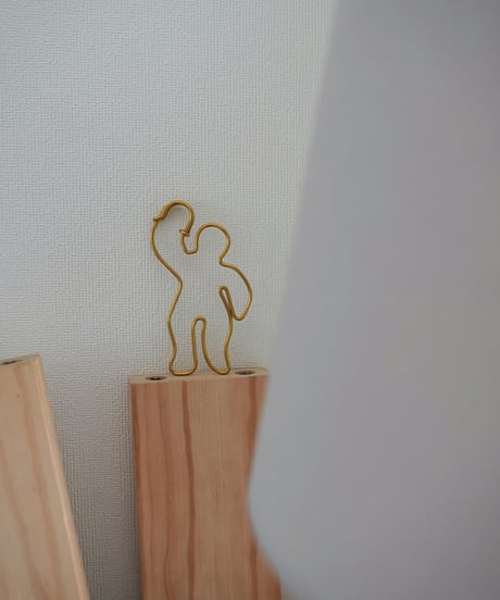kéngo / brass pincharm "hito"
