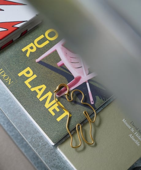kéngo / brass pincharm "hito"