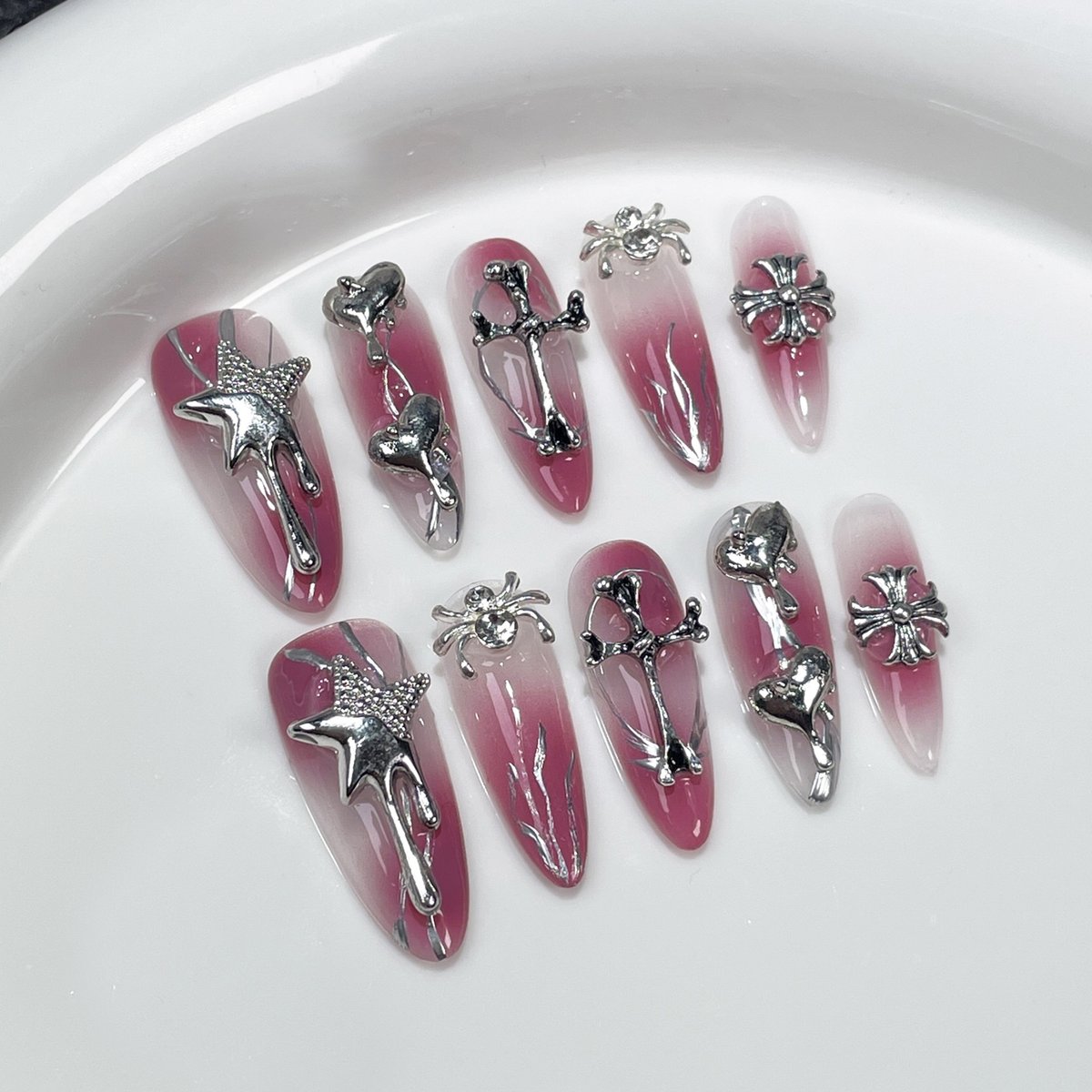優奈ページ　ネイルチップ モードピンク×シルバーオーナメントのネイルチップ | Yuine-ネイル