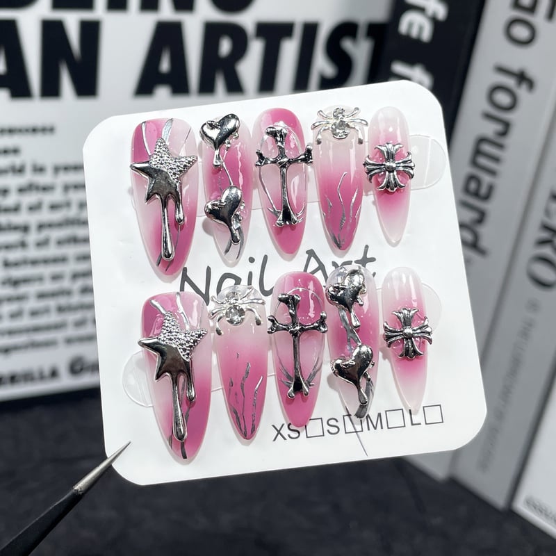 モードピンク×シルバーオーナメントのネイルチップ | Yuine-ネイル