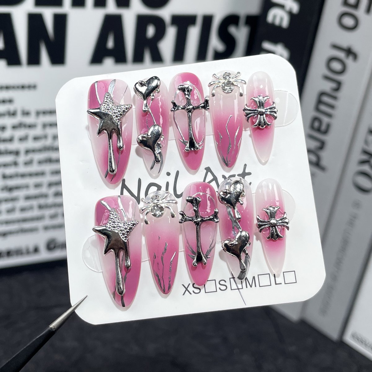 モードピンク×シルバーオーナメントのネイルチップ | Yuine-ネイル