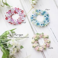 花畑のリースブローチ