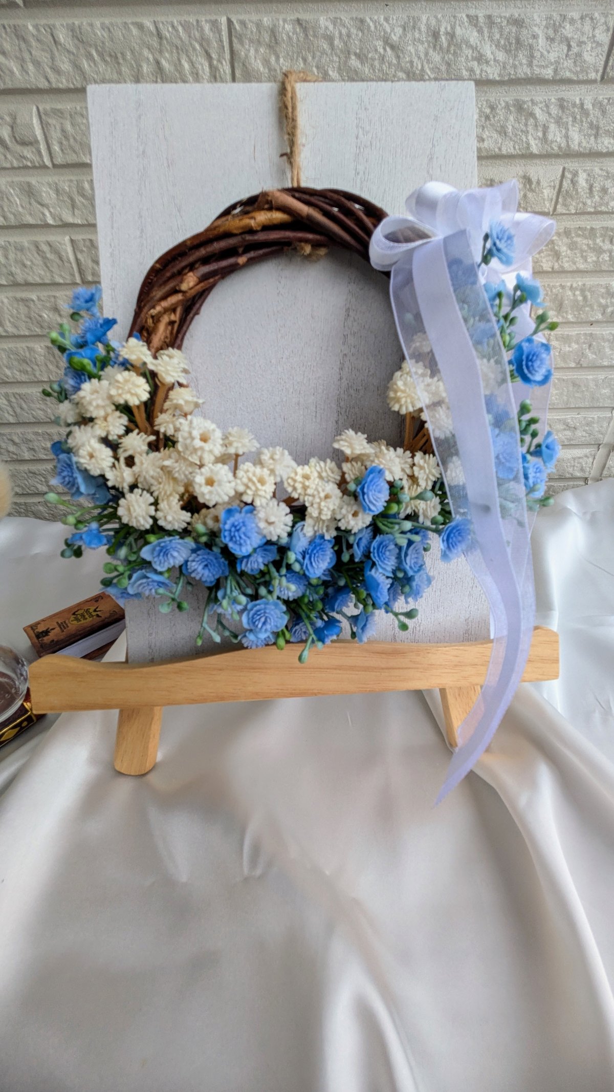 白と青のナチュラルリース（スタンド、ボード含め 高さ約25㎝ 横約20