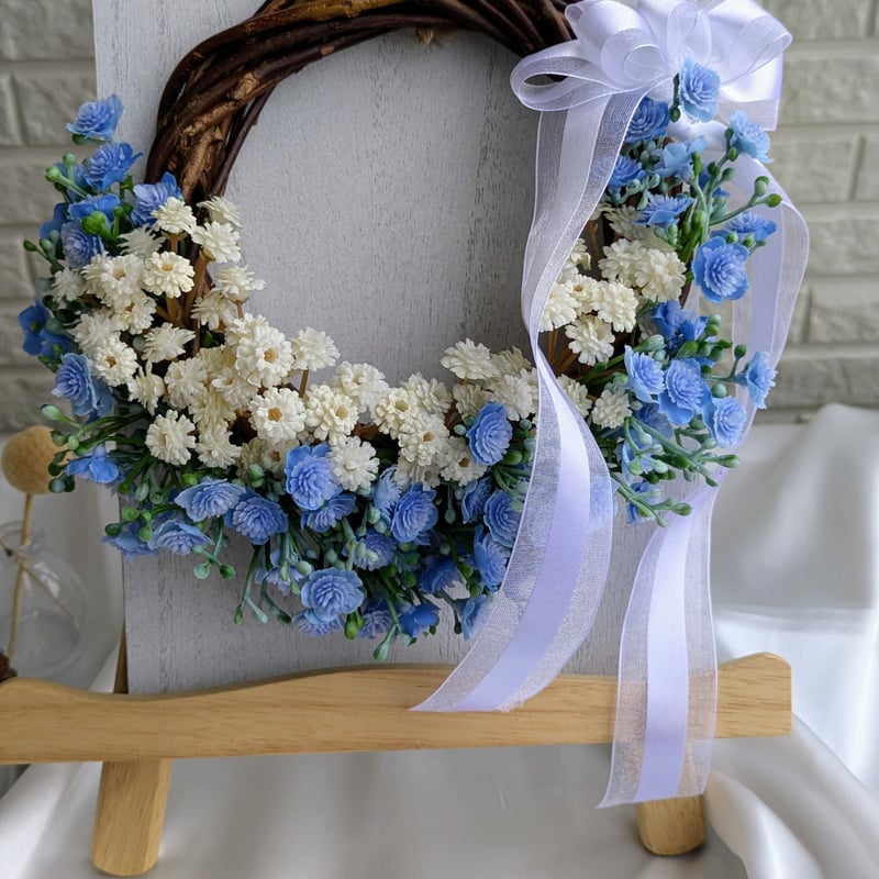 白と青のナチュラルリース（スタンド、ボード含め 高さ約25㎝ 横約20