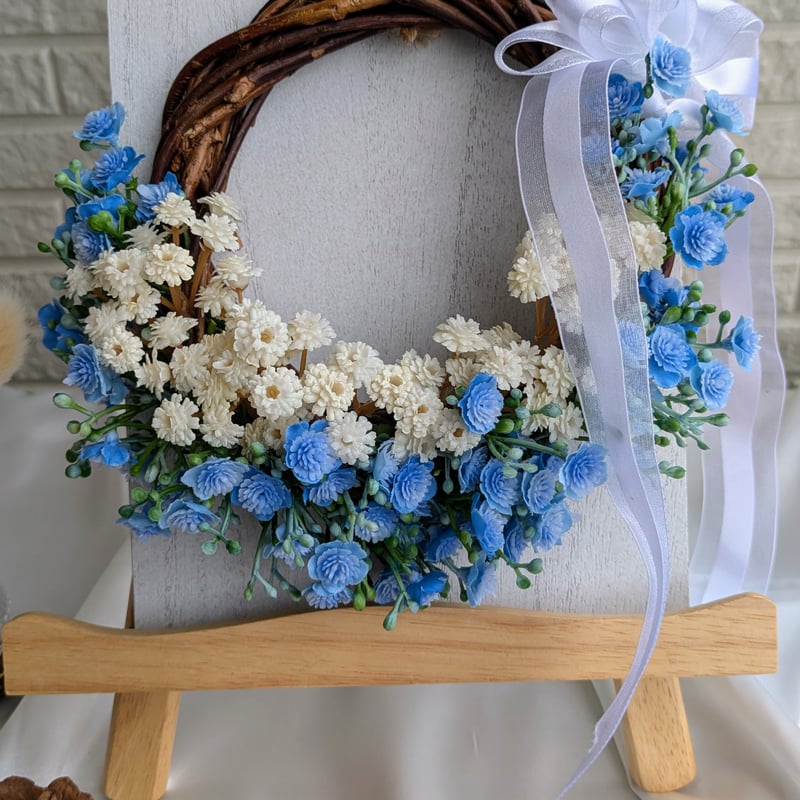 白と青のナチュラルリース（スタンド、ボード含め 高さ約25㎝ 横約20