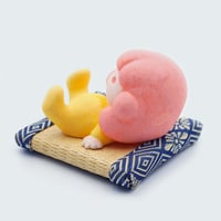 吉川ケイタ 座敷わらし 寝転びこもるちゃん / サーモンピンク×イエロー