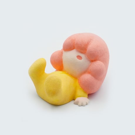 吉川ケイタ 座敷わらし 寝転びこもるちゃん / サーモンピンク×イエロー