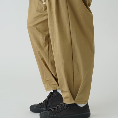WANTHEM｜LOOSE SHIFT PLEATED PANTS WASHER BEIGE