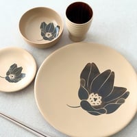 漆絵の食器セット（白摺漆塗黒花）