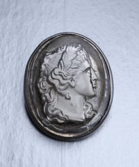 1911 Sweden / ポートレートブローチ / Silver & Reverse Carved Glass