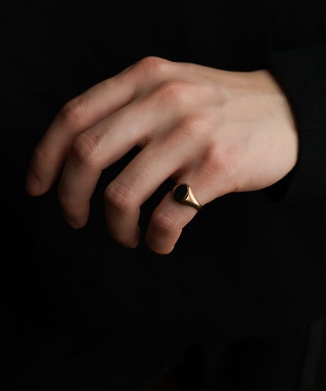1983 England (London) / Onyx Signet Ring / 9ct Gold