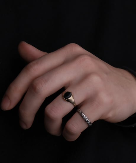 1979 England (London) / Onyx Signet Ring / 9ct Gold