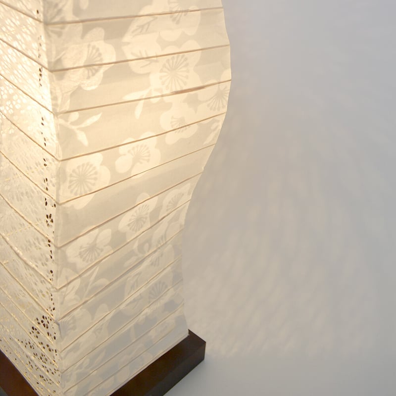 形状が目を惹く四角柱フロアランプ「kuku（クク）」2デザイン | 和紙