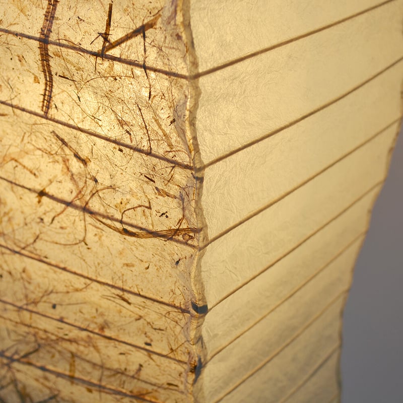 形状が目を惹く四角柱フロアランプ「kuku（クク）」2デザイン | 和紙