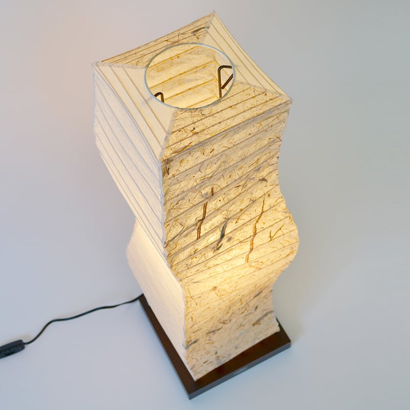 形状が目を惹く四角柱フロアランプ「kuku（クク）」2デザイン | 和紙