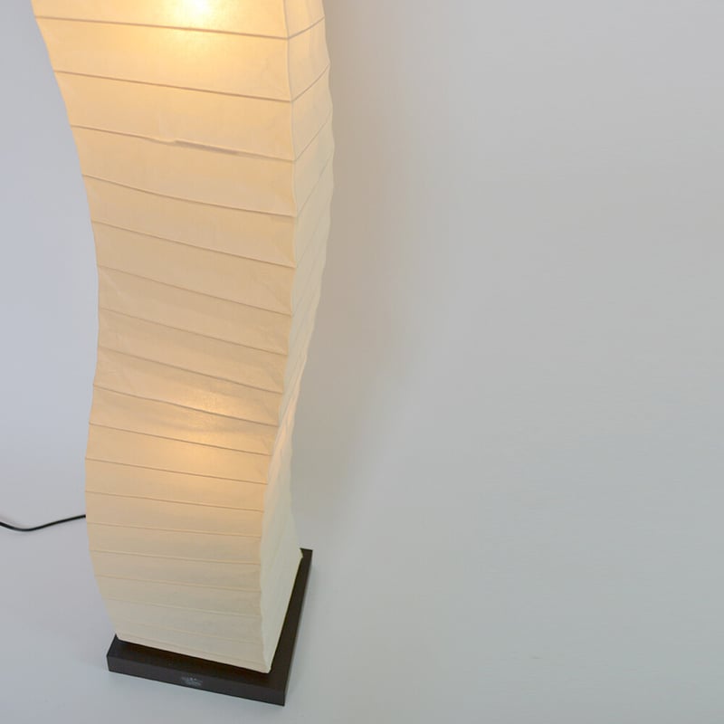 独特な形状が目を惹く素敵なフロアランプ「warp（ワープ）」 | 和紙