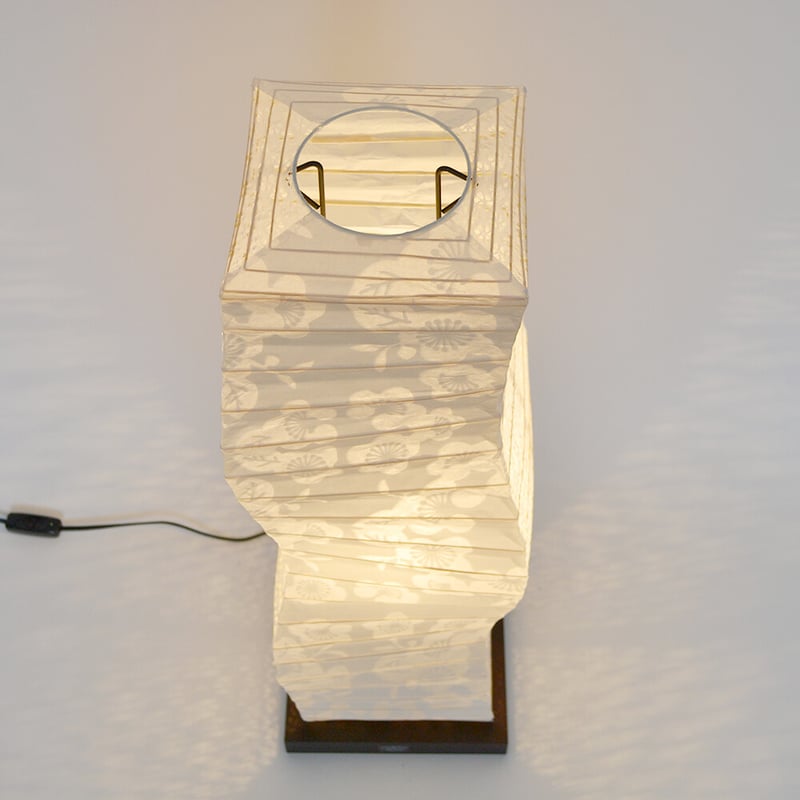 形状が目を惹く四角柱フロアランプ「kuku（クク）」2デザイン | 和紙