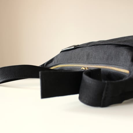BO harf moon shoulder bag　BLACK