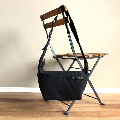 BO harf moon shoulder bag　BLACK