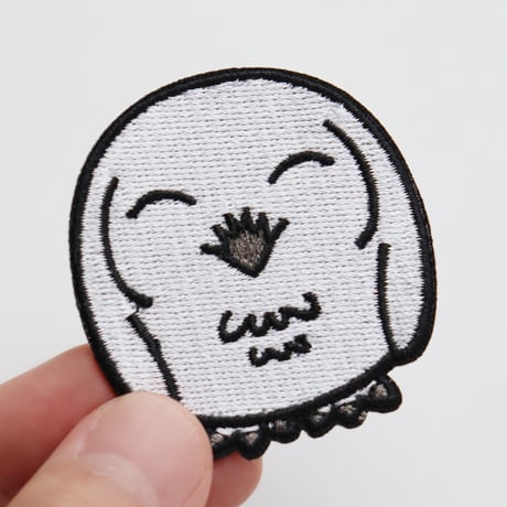 ワッペン シロフクロウ 幸運・幸せの鳥 白ふくろう かわいい動物 刺繍パッチ アイロン接着 説明書付き 横4.8cm×縦5cm