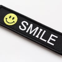 ワッペン スマイルマーク SMILE マジックテープ着脱 笑顔のニコちゃん 刺繍パッチ サイズ：10×2.5cm