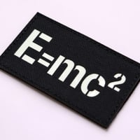 ワッペン E=mc2（アインシュタインの公式） 蓄光・発光素材 マジックテープ（ベルクロ）着脱式 ミリタリー サバゲー 刺繍パッチ サイズ：8.5×5cm