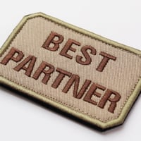 ワッペン BEST PARTNER（ベストパートナー・最高の相棒） マジックテープ（ベルクロ・面ファスナー）着脱式 ミリタリー サバゲー 刺繍パッチ（カーキ緑系）サイズ：8×5cm