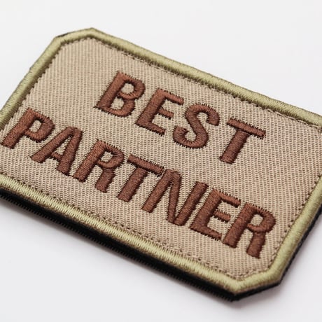 ワッペン BEST PARTNER（ベストパートナー・最高の相棒） マジックテープ（ベルクロ・面ファスナー）着脱式 ミリタリー サバゲー 刺繍パッチ（カーキ緑系）サイズ：8×5cm