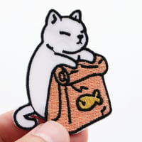 ワッペン 猫とエサ袋 アイロン接着 かわいい白ネコの刺繍パッチ 説明書（日本語）付き サイズ：横4.5×縦6cm