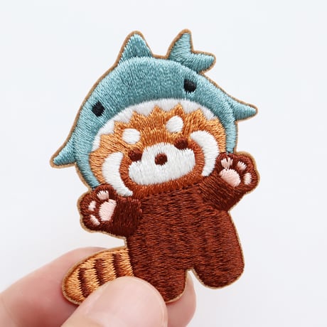 ワッペン レッサーパンダ かわいい刺繍パッチ シール兼アイロン接着 説明書付き サメ