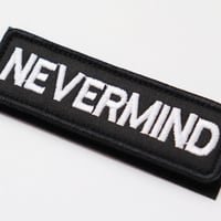 ワッペン NEVERMIND（ネバ―マインド・気にするな） マジックテープ（ベルクロ・面ファスナー）着脱式 ミリタリー サバゲー 刺繍パッチ サイズ：8.2×2.5cm