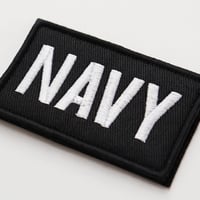 ワッペン NAVY（ネイビー・海軍） マジックテープ（ベルクロ・面ファスナー）着脱式 ミリタリー サバゲー 刺繍パッチ サイズ：7.5×4.5cm