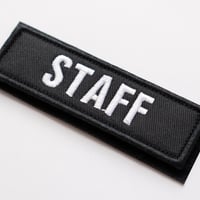 ワッペン STAFF（スタッフ） マジックテープ（ベルクロ）着脱式 刺繍パッチ サイズ：8.2 × 2.5cm