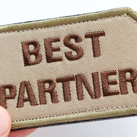 ワッペン BEST PARTNER（ベストパートナー・最高の相棒） マジックテープ（ベルクロ・面ファスナー）着脱式 ミリタリー サバゲー 刺繍パッチ（カーキ緑系）サイズ：8×5cm