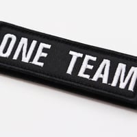 ワッペン ONE TEAM（ワンチーム） マジックテープ着脱式 刺繍パッチ サイズ：8.2×2.5cm