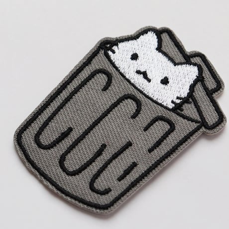 ワッペン 猫とポリバケツ アイロン接着 ゴミ箱に入ったかわいいネコの刺繍パッチ 説明書付き ダークグレー サイズ：横4.3×縦6cm